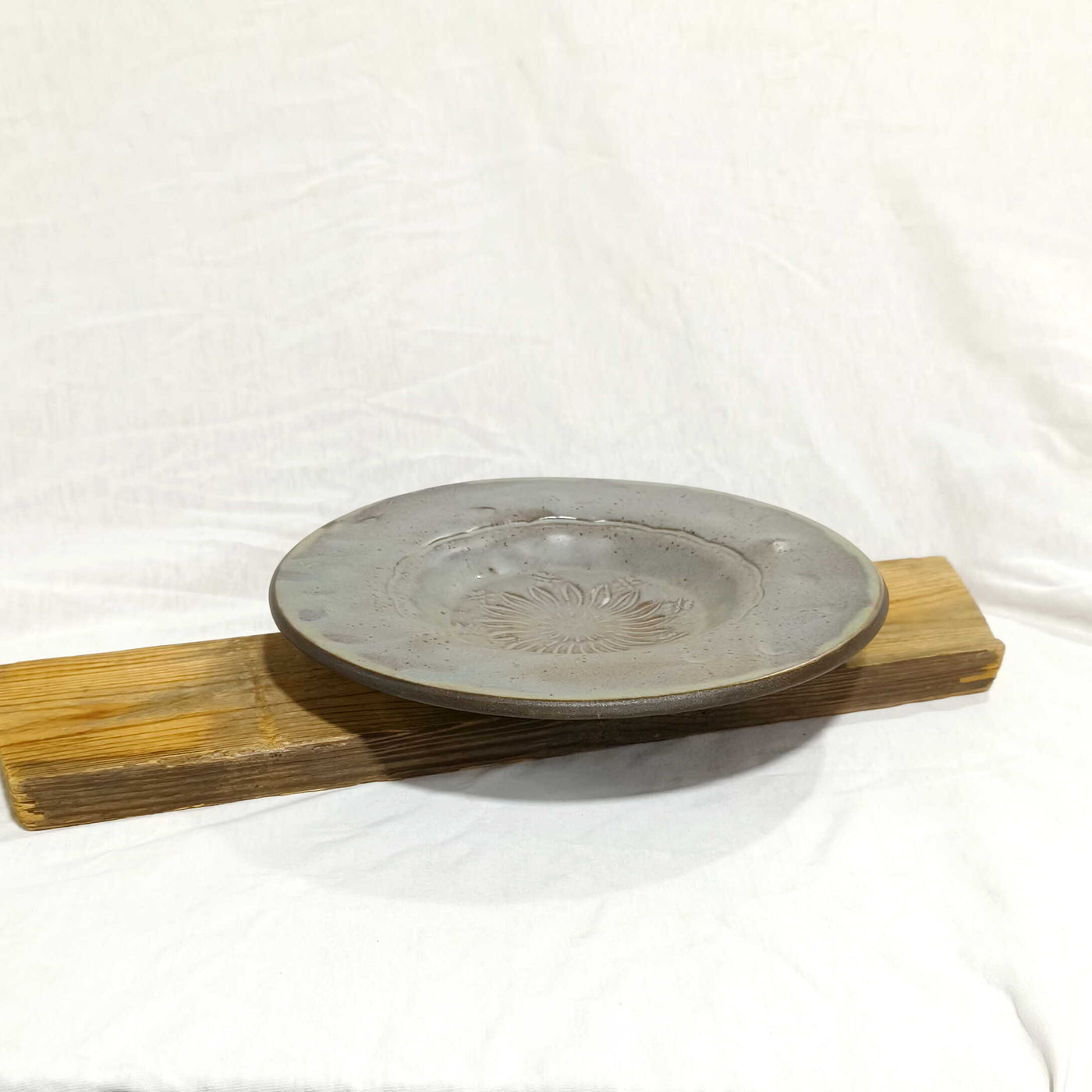 צלחת הגשה מיוחדת באפור ירקרק,  קוטר 22.5ס"מ