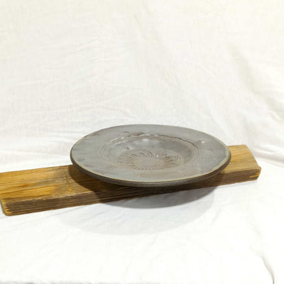 צלחת הגשה מיוחדת באפור ירקרק,  קוטר 22.5ס"מ