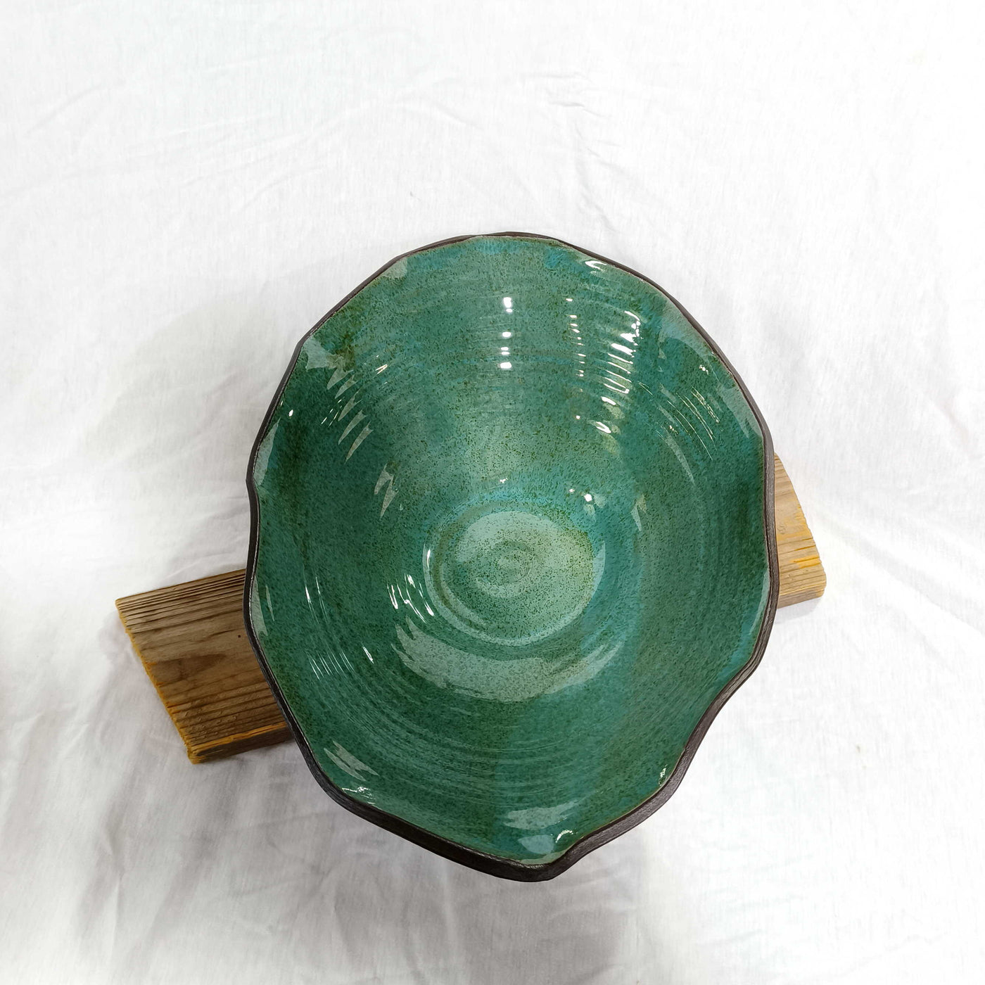 קערת קרמיקה אובלית מסולסלת בכחול