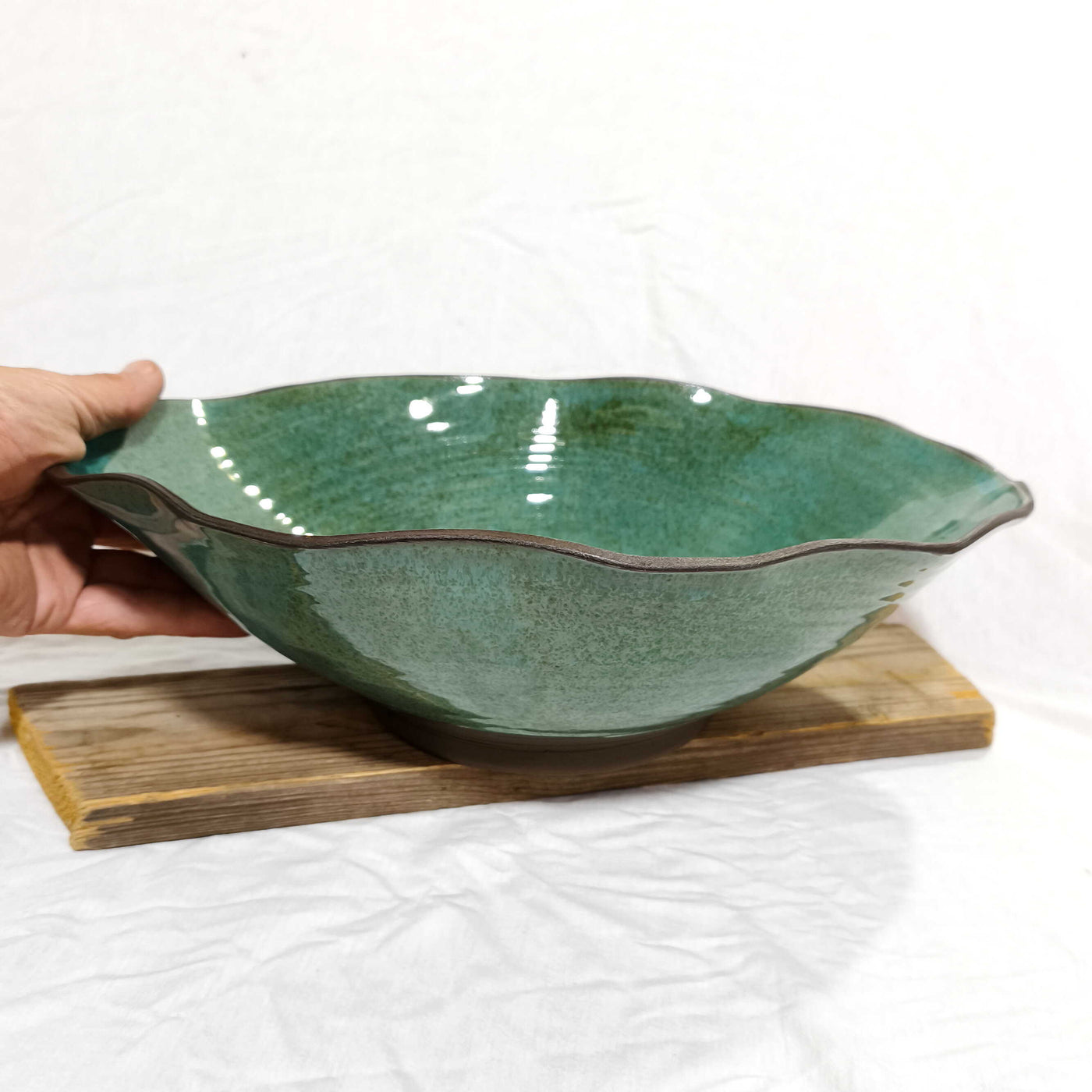 קערת קרמיקה אובלית מסולסלת בכחול