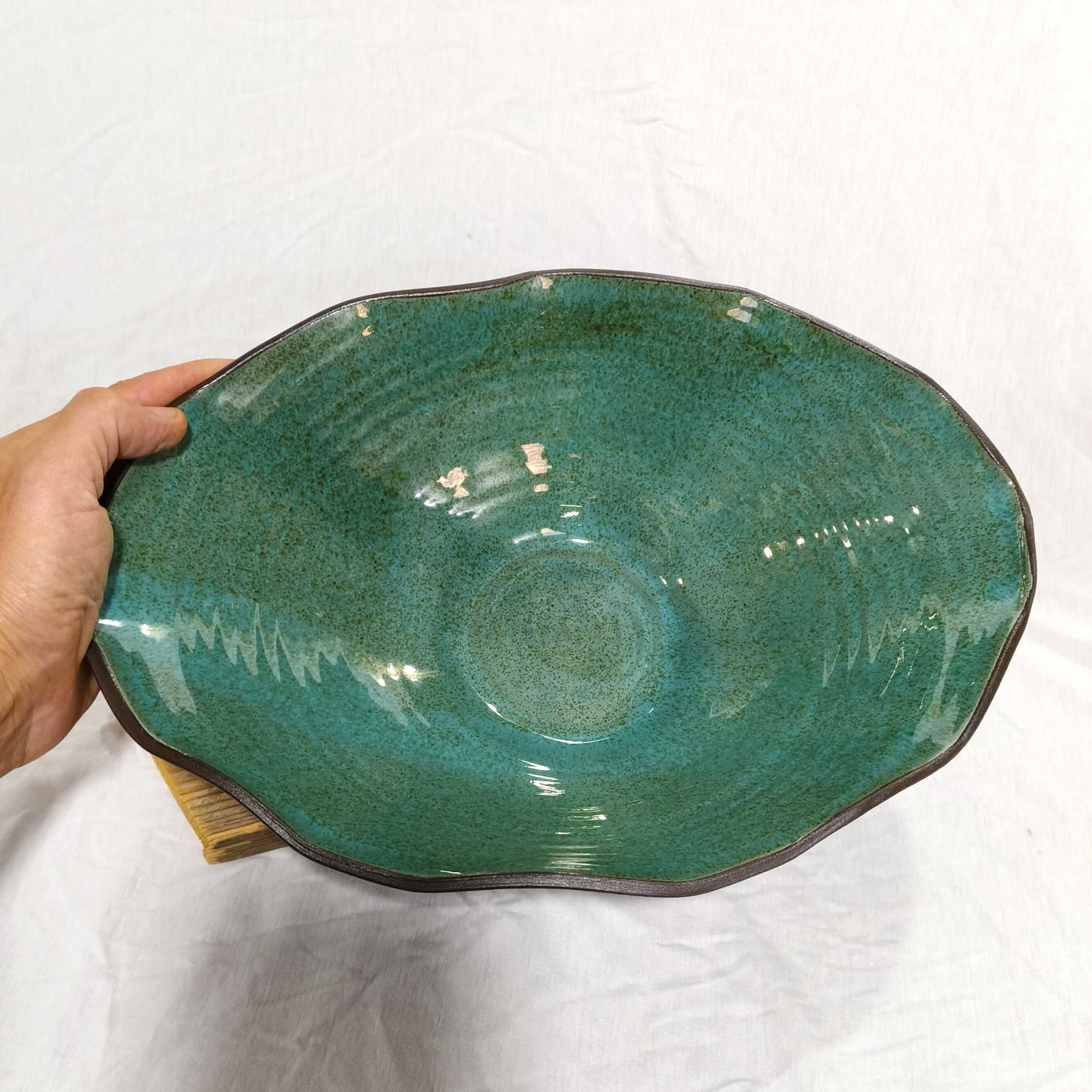 קערת קרמיקה אובלית מסולסלת בכחול