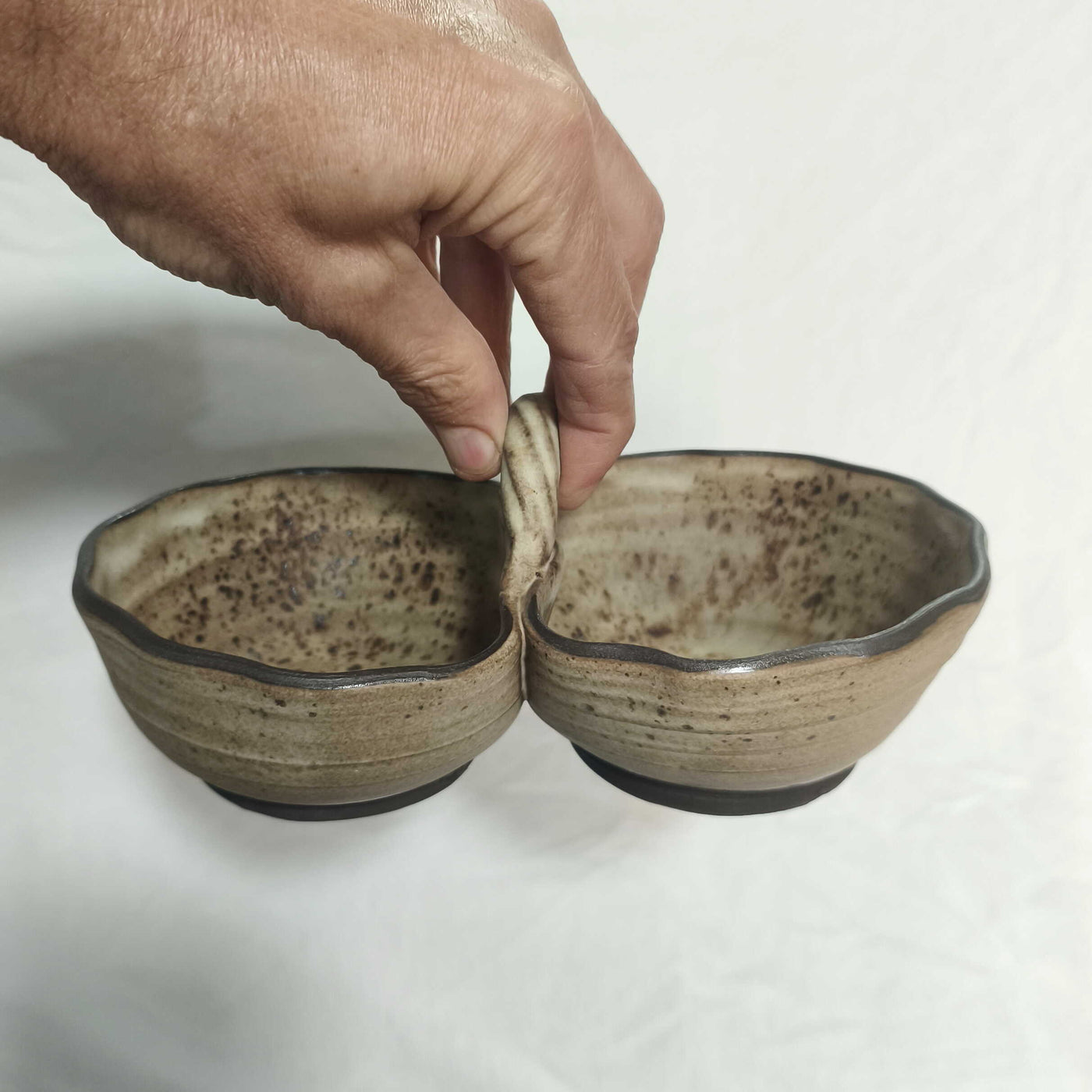 כלי הגשה כפול עם ידית אחיזה בקרם מנוקד