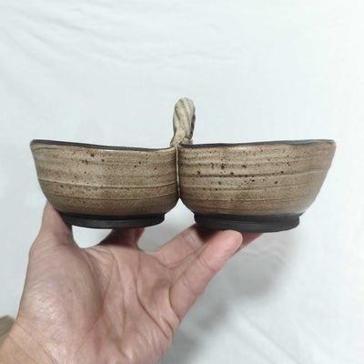 כלי הגשה כפול עם ידית אחיזה בקרם מנוקד