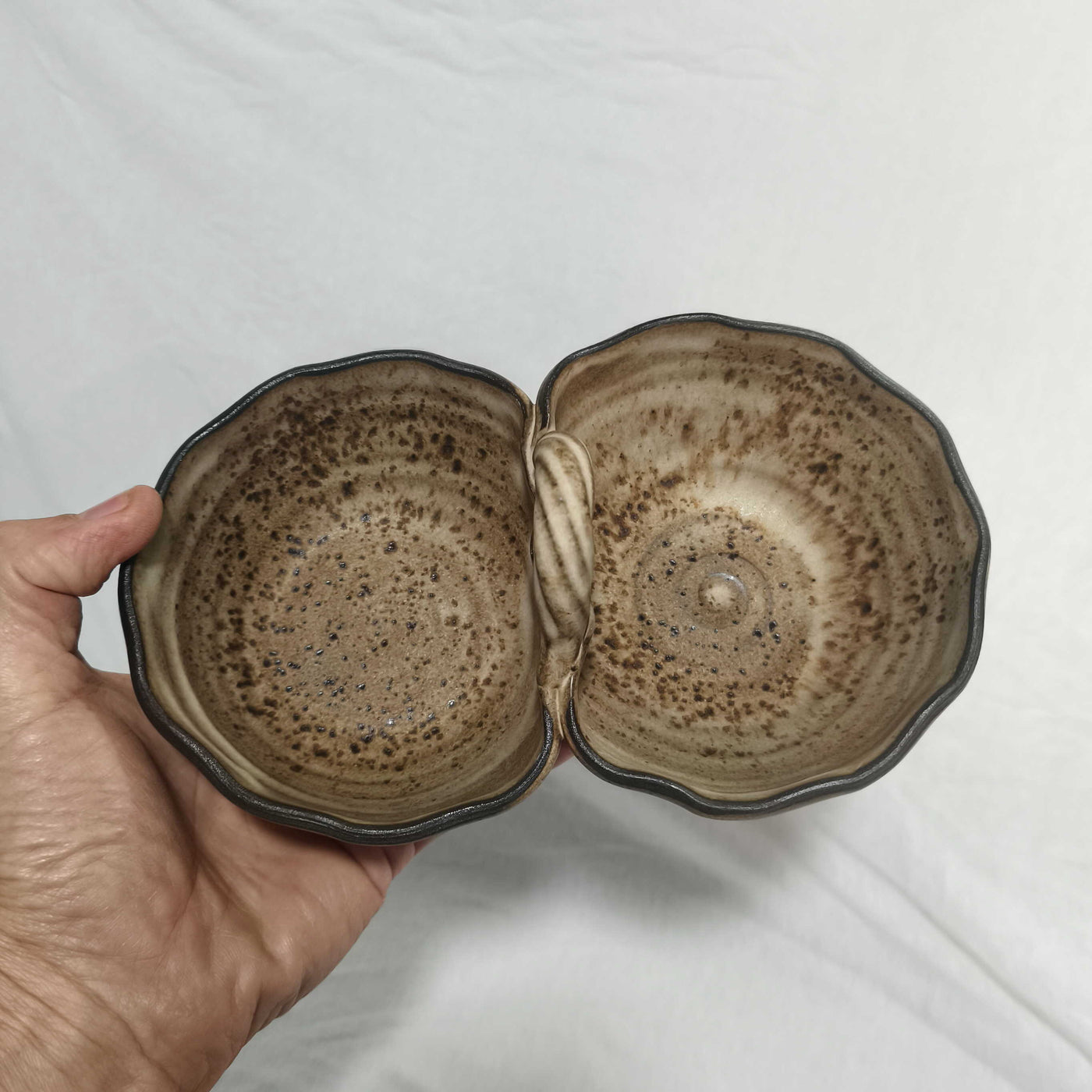 כלי הגשה כפול עם ידית אחיזה בקרם מנוקד