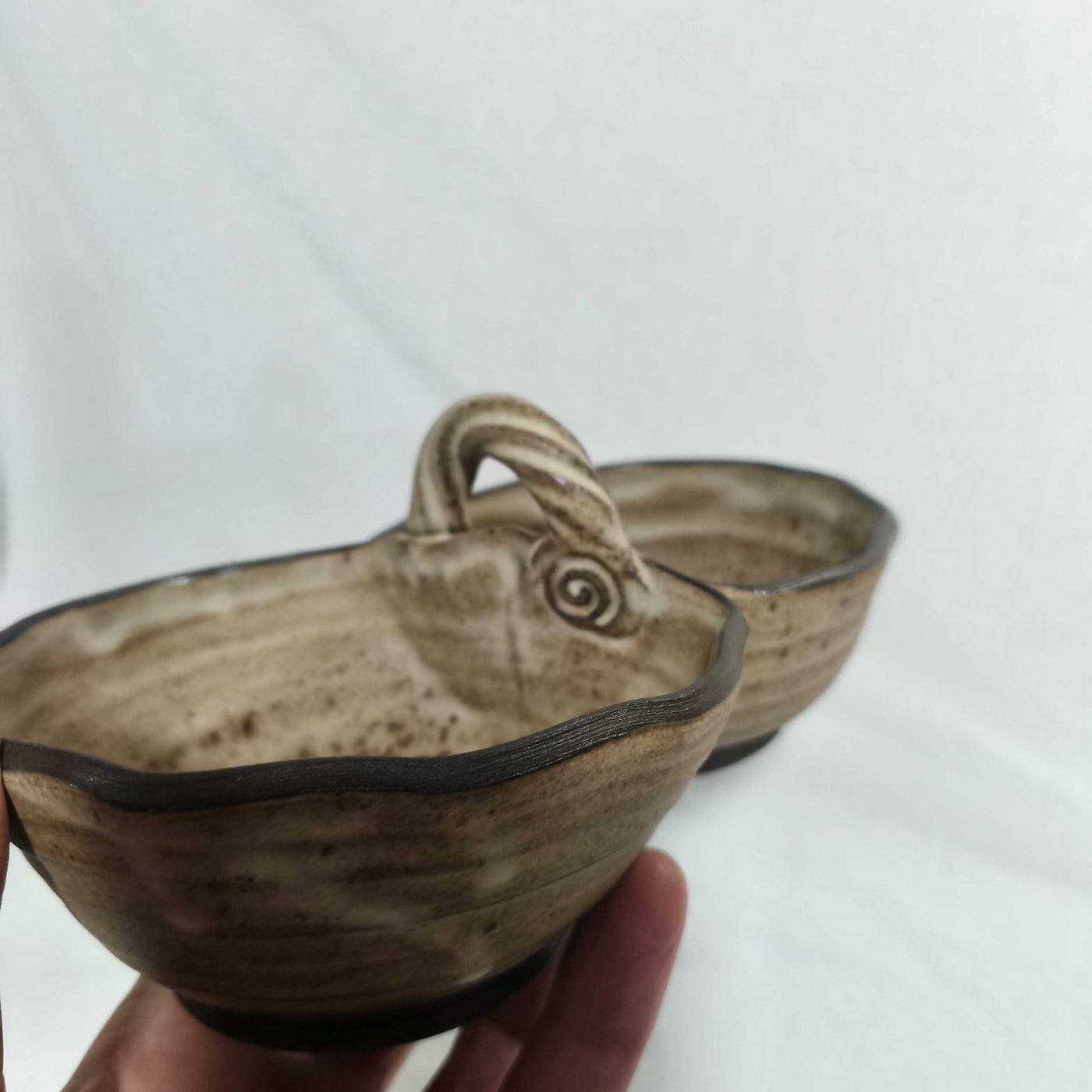 כלי הגשה כפול עם ידית אחיזה בקרם מנוקד