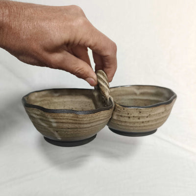 כלי הגשה כפול עם ידית אחיזה בקרם מנוקד