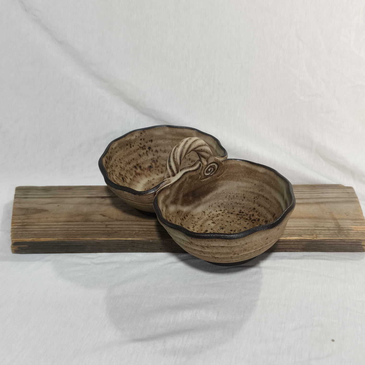 כלי הגשה כפול עם ידית אחיזה בקרם מנוקד