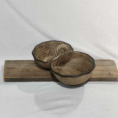 כלי הגשה כפול עם ידית אחיזה בקרם מנוקד