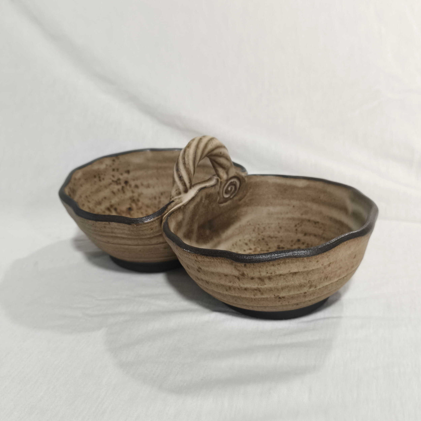 כלי הגשה כפול עם ידית אחיזה בקרם מנוקד