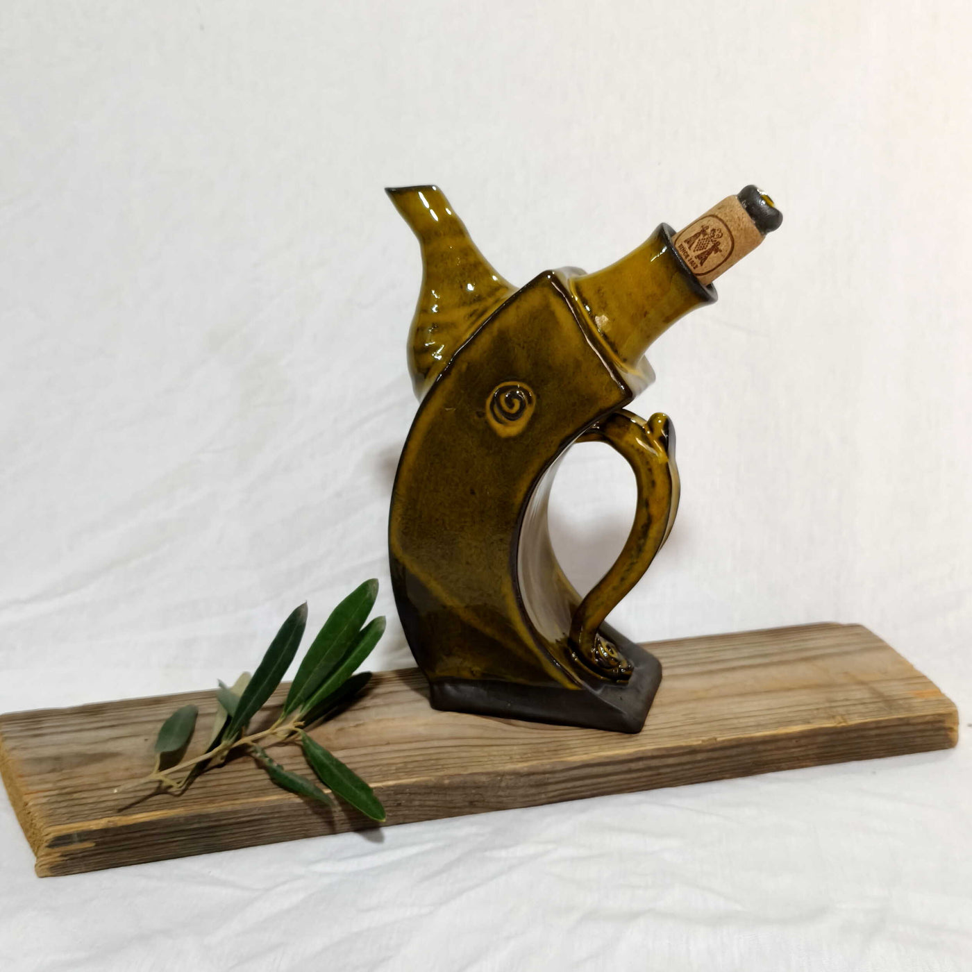 קומקומון רבוע נטוי בגוון חרדלי מעושן