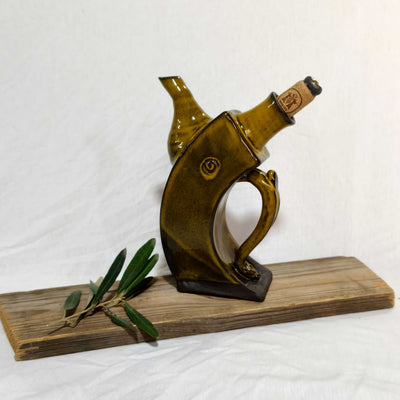 קומקומון רבוע נטוי בגוון חרדלי מעושן