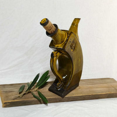 קומקומון רבוע נטוי בגוון חרדלי מעושן