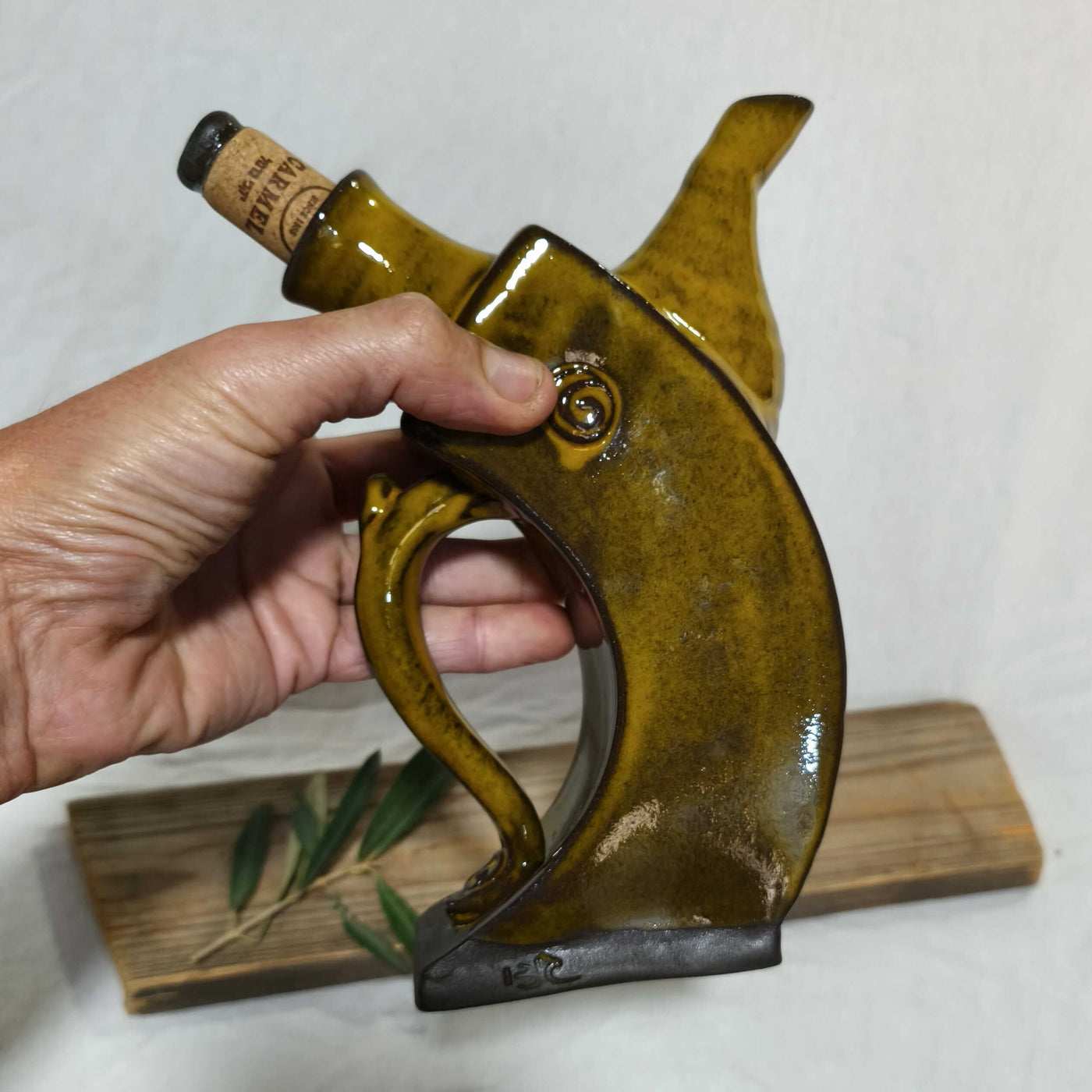 קומקומון רבוע נטוי בגוון חרדלי מעושן