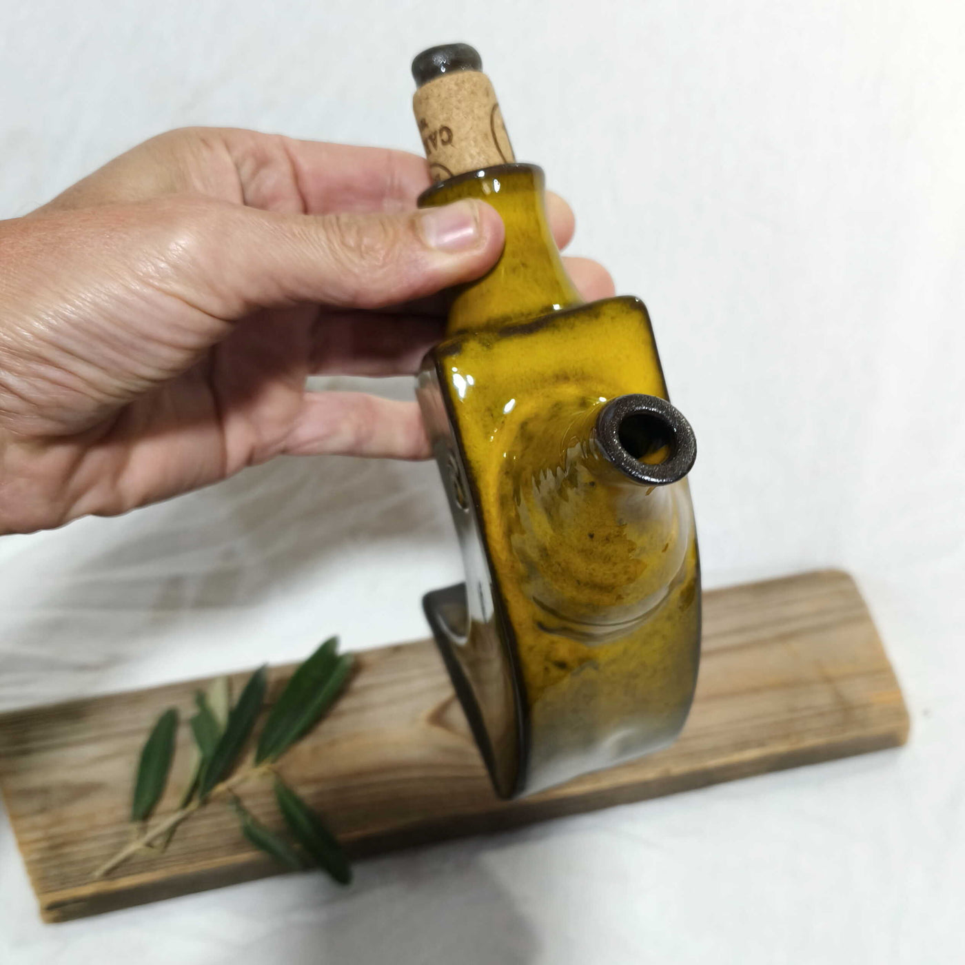 קומקומון רבוע נטוי בגוון חרדלי מעושן