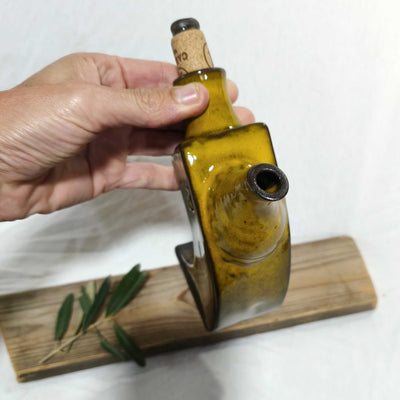 קומקומון רבוע נטוי בגוון חרדלי מעושן