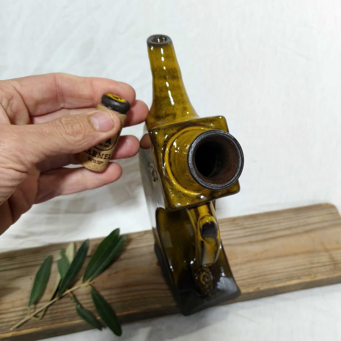 קומקומון רבוע נטוי בגוון חרדלי מעושן