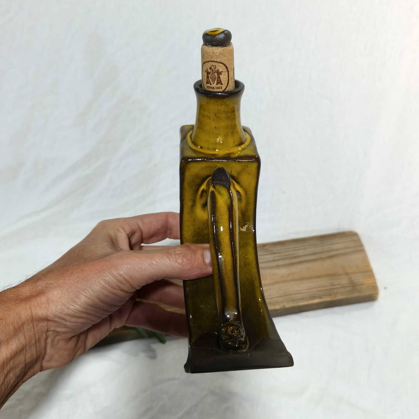 קומקומון רבוע נטוי בגוון חרדלי מעושן