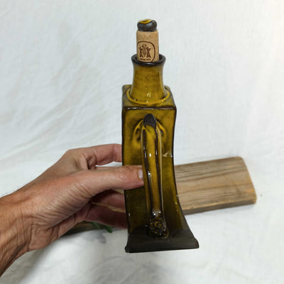 קומקומון רבוע נטוי בגוון חרדלי מעושן