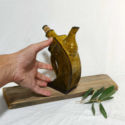 קומקומון רבוע נטוי בגוון חרדלי מעושן