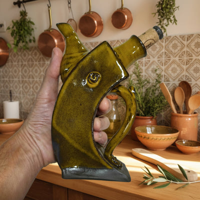 קומקומון רבוע נטוי בגוון חרדלי מעושן