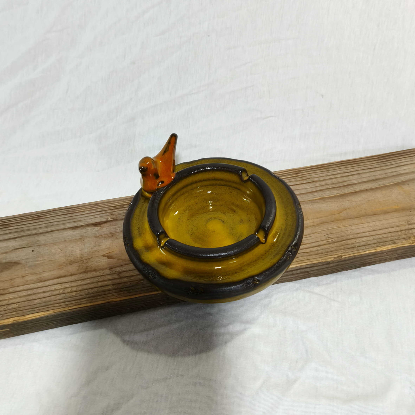 מאפרה עגולה צהובה  עם ציפור