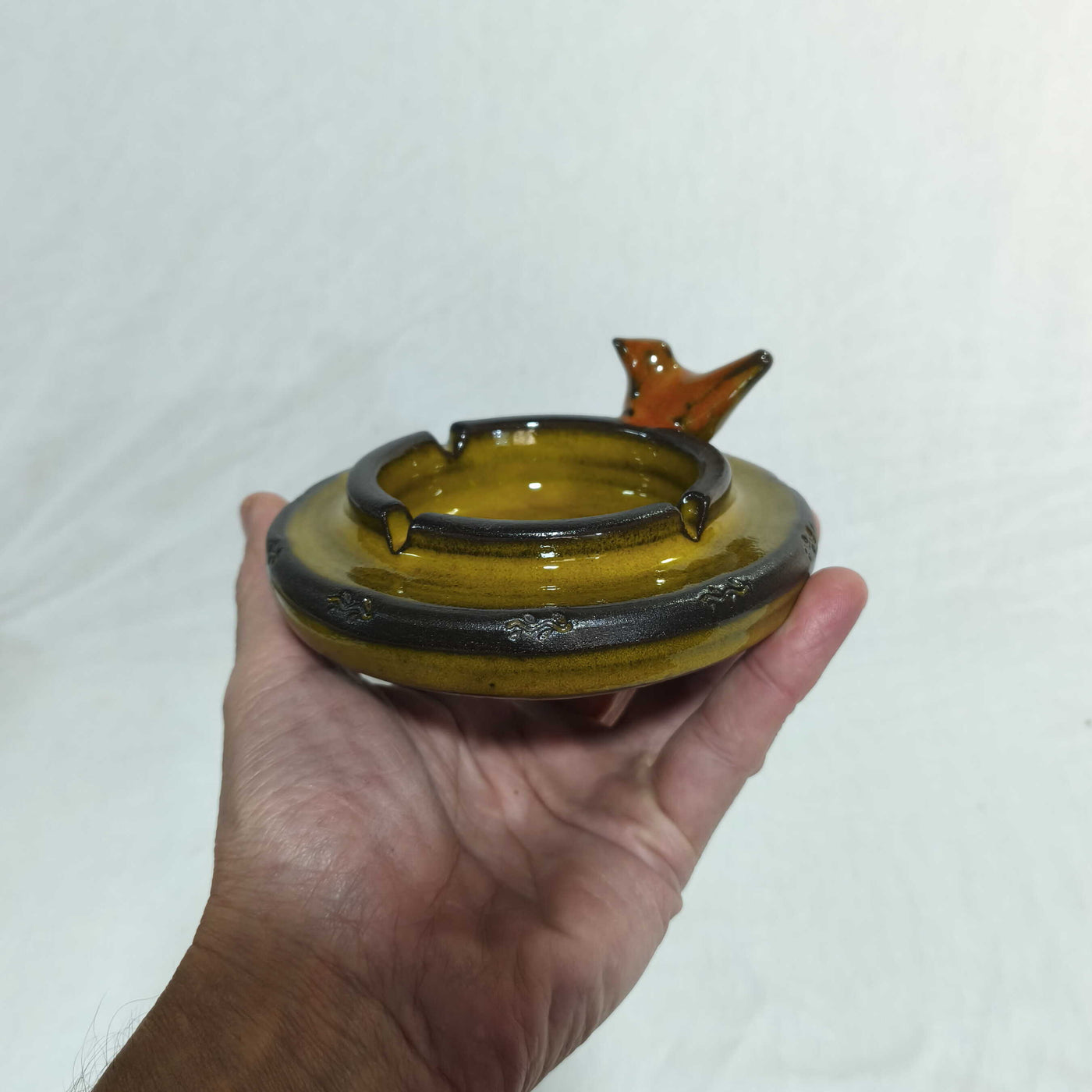 מאפרה עגולה צהובה  עם ציפור