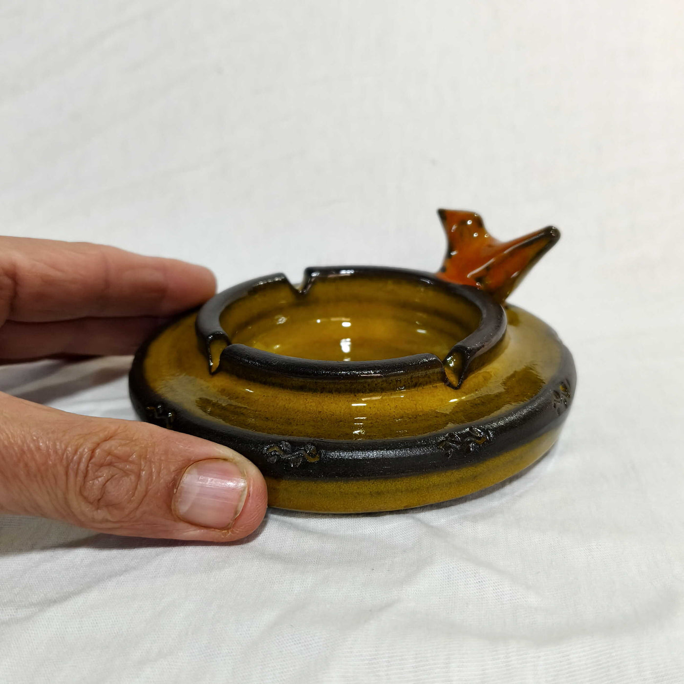 מאפרה עגולה צהובה  עם ציפור