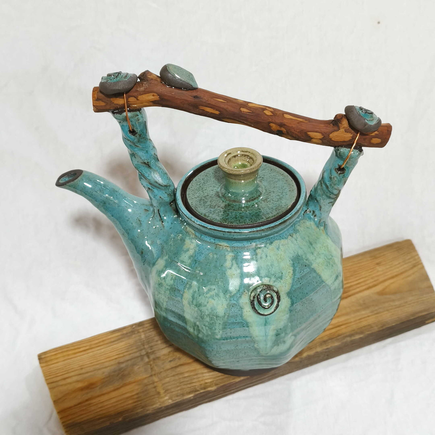 קומקום כחול ירקרק  עם ידית עץ /1.9  ליטר