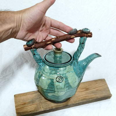 קומקום כחול ירקרק  עם ידית עץ /1.9  ליטר