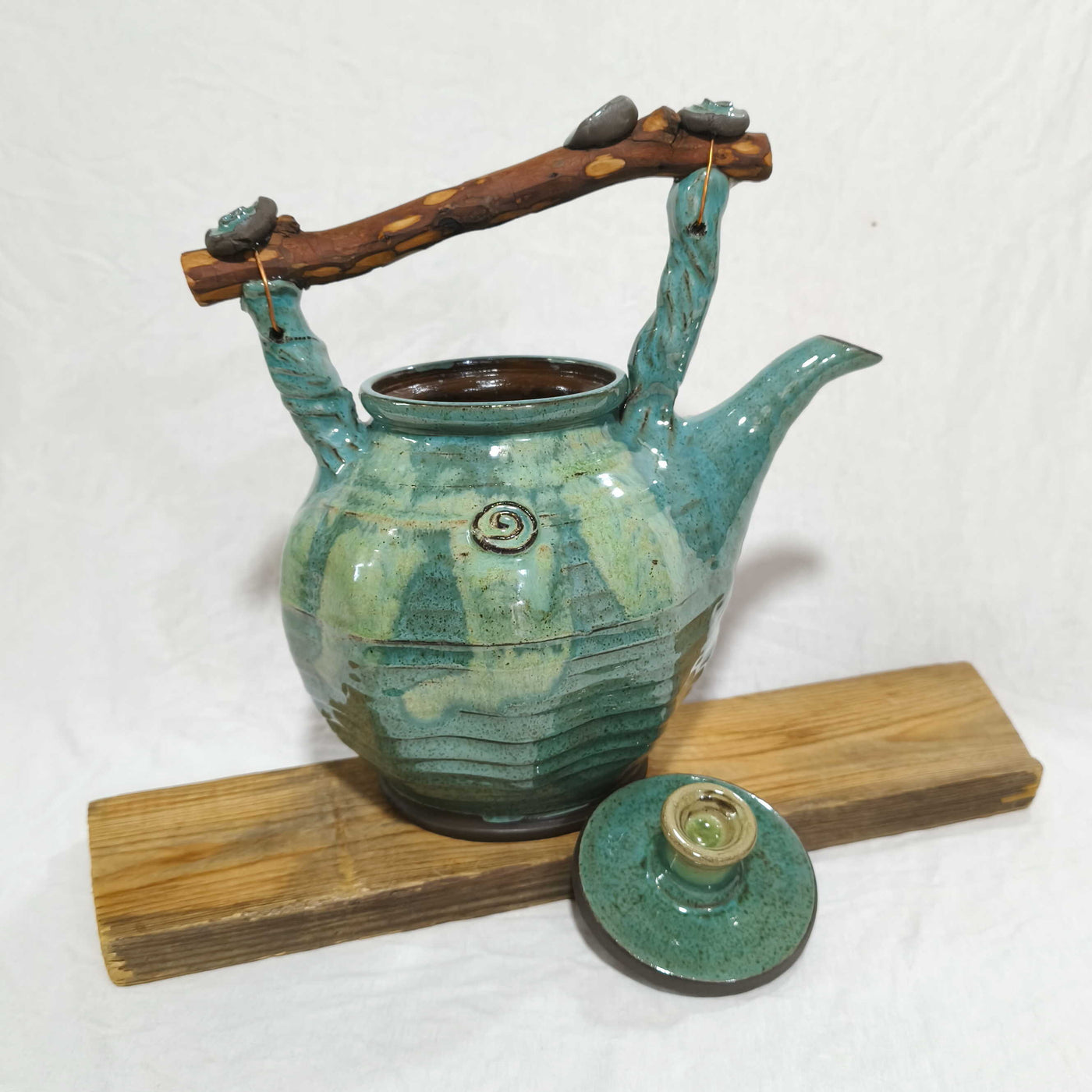 קומקום כחול ירקרק  עם ידית עץ /1.9  ליטר