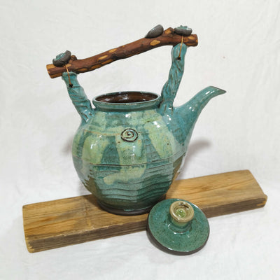 קומקום כחול ירקרק  עם ידית עץ /1.9  ליטר