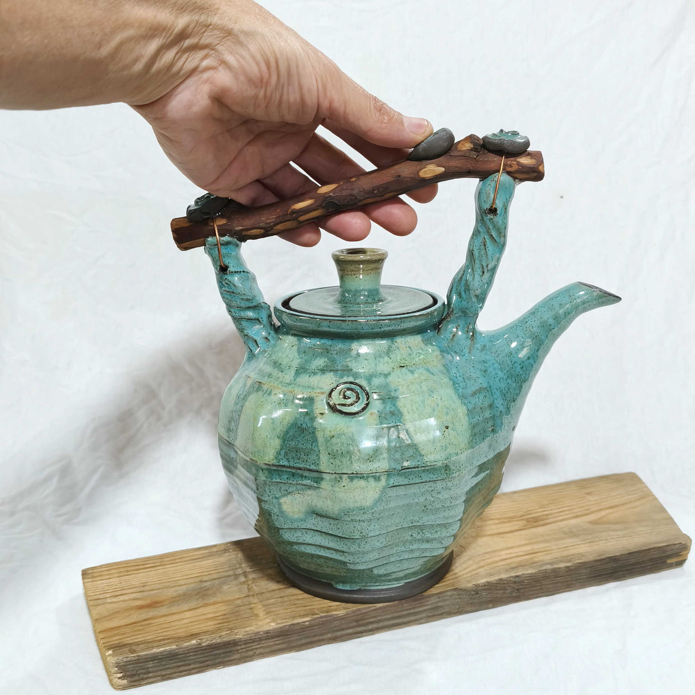 קומקום כחול ירקרק  עם ידית עץ /1.9  ליטר