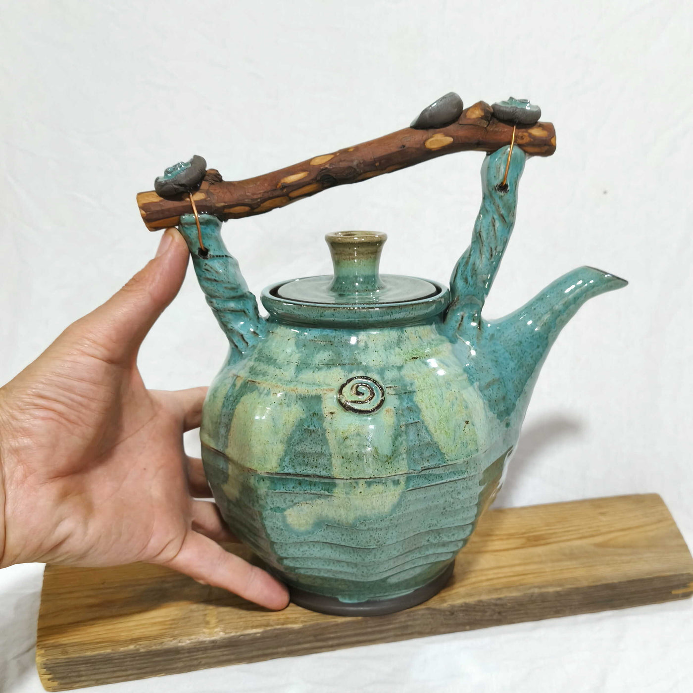 קומקום כחול ירקרק  עם ידית עץ /1.9  ליטר