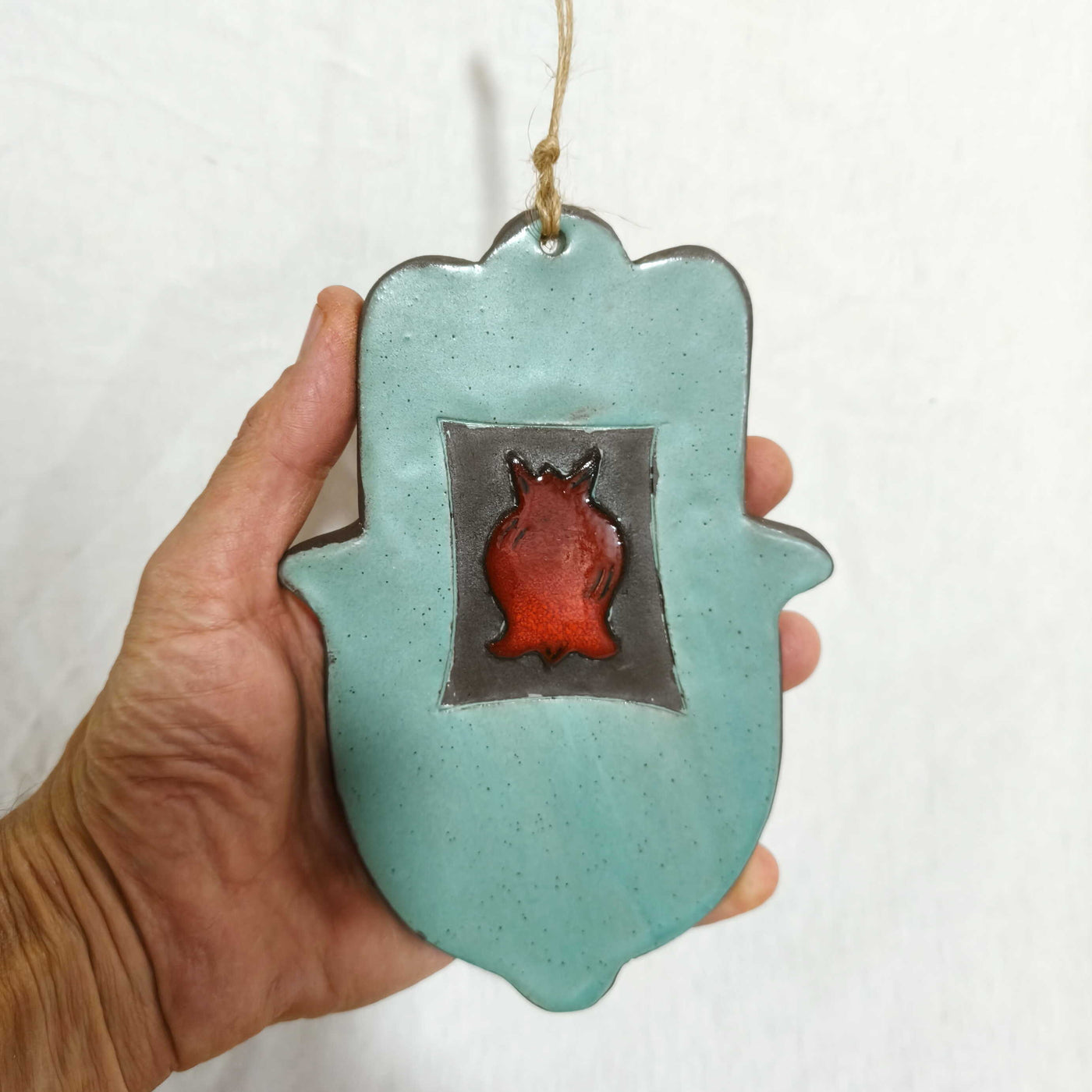 חמסה בטורקיז מט עם תבליט רימון באדום