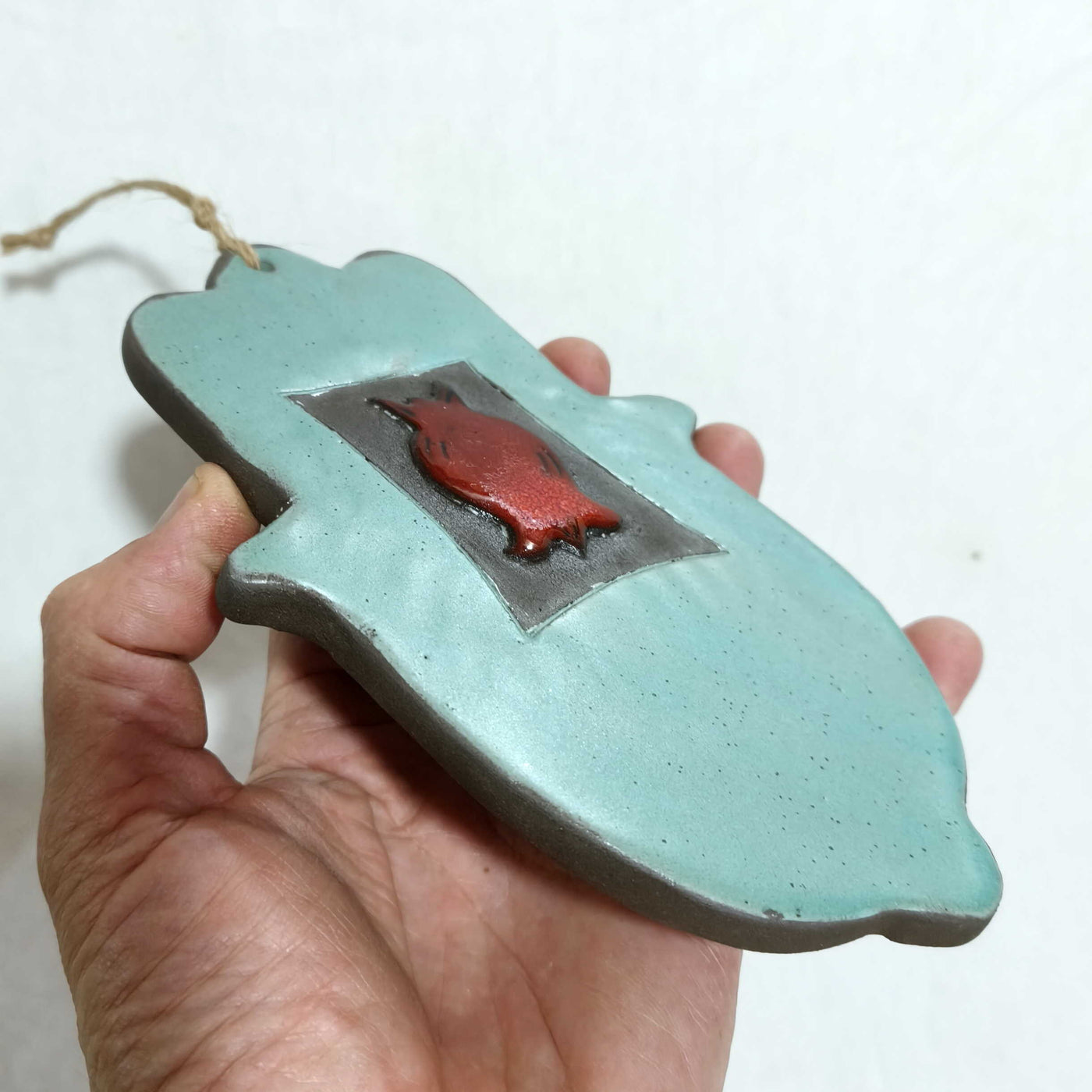 חמסה בטורקיז מט עם תבליט רימון באדום