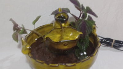 מזרקת מים בצהוב חרדלי, מפל מים לבית