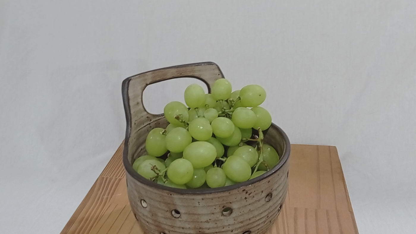 מסננת עם ידית עליונה בקרם מט