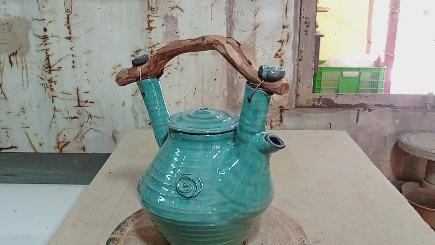 קומקום כחול בהיר  עם ידית עץ /1.4  ליטר