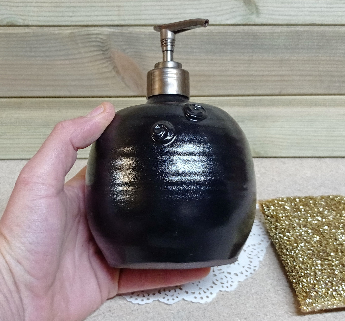 בקבוק  שמנמן לסבון נוזלי בשחור