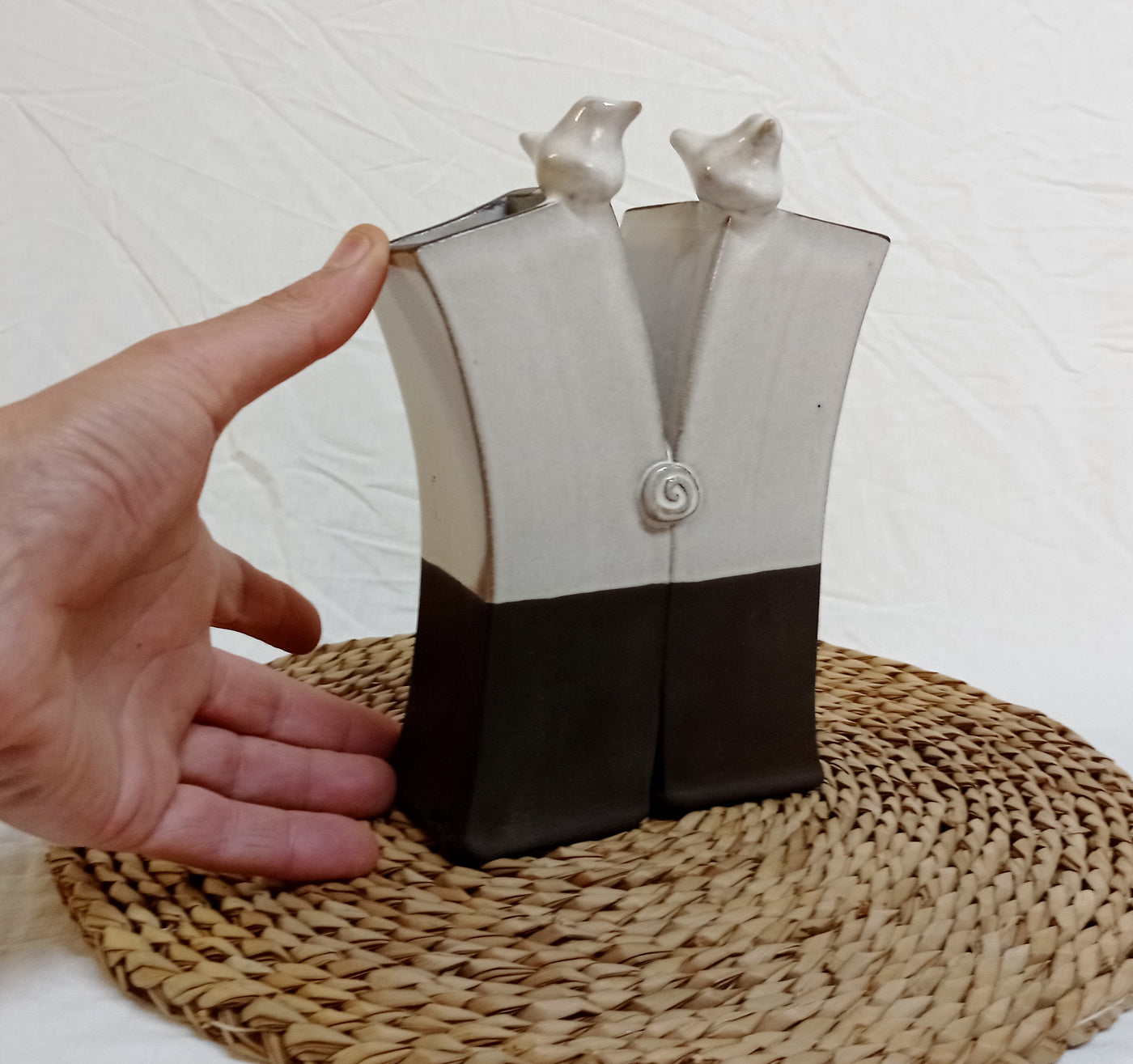 שני אגרטלים רבועים מחוברים בשמנת