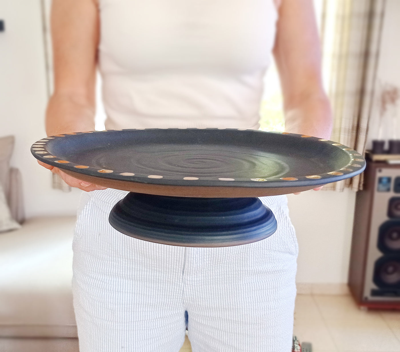 צלחת גדולה  שחורה על רגל, כלי גדול  למרכז השולחן