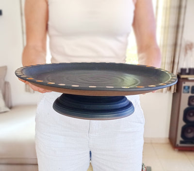צלחת גדולה  שחורה על רגל, כלי גדול  למרכז השולחן