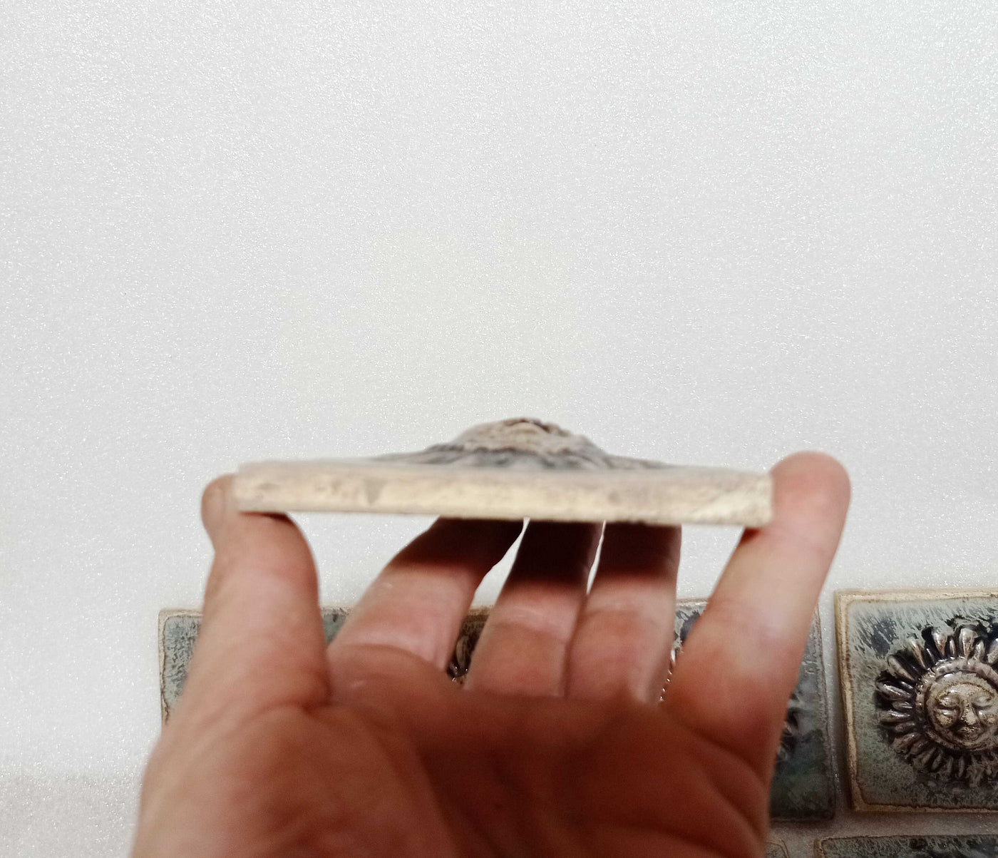8 אריחים,10/10,  אריחי קרמיקה אפור תבליט שמש