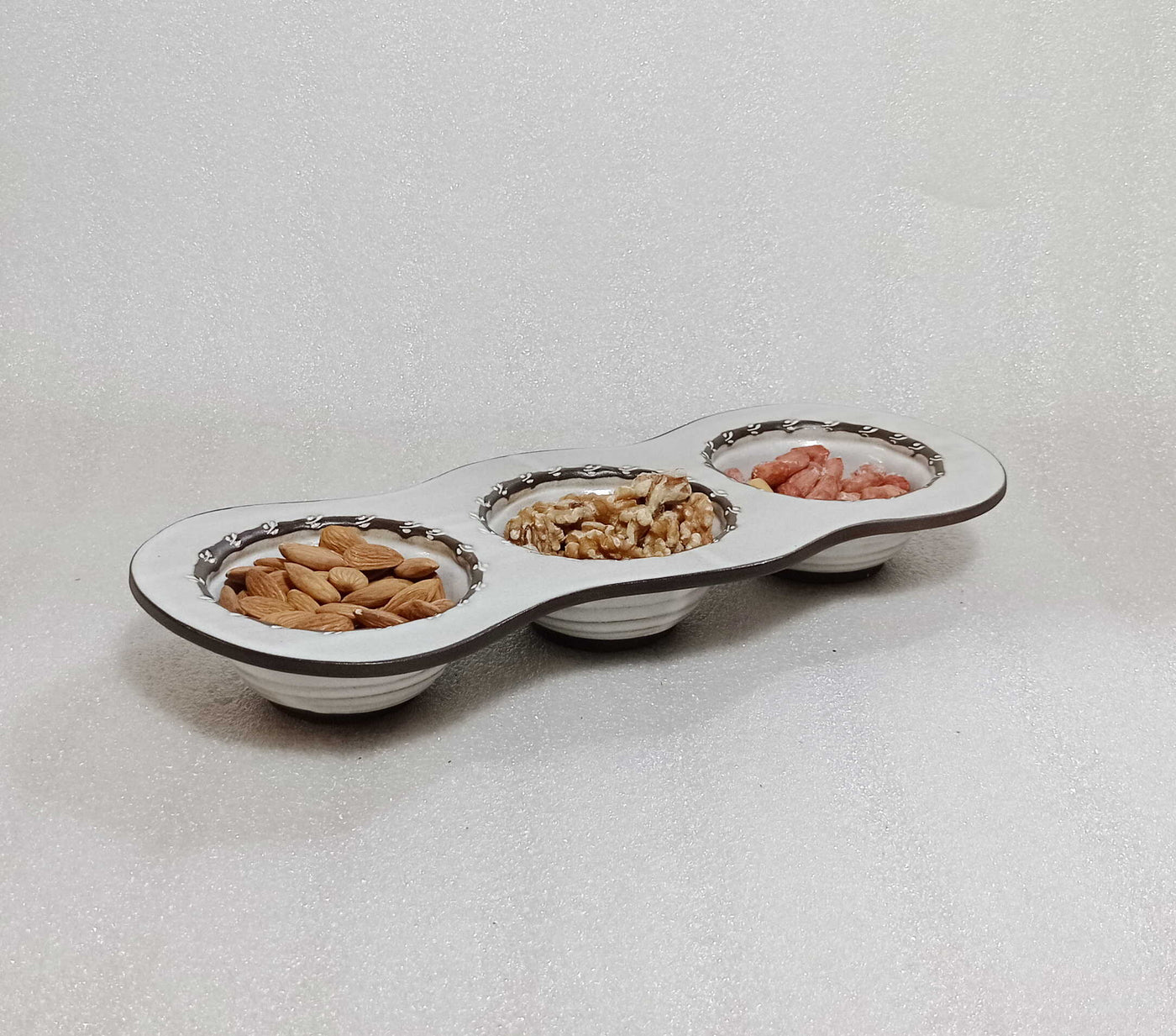 שלוש קעריות מחוברות למטבלים או פיצוחים