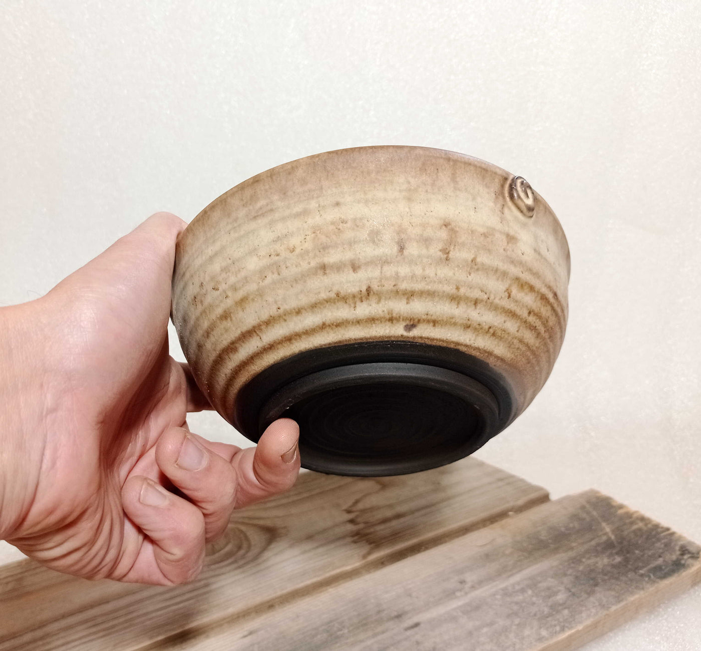 קערת הגשה בחום מנוקד, קערית לדגנים