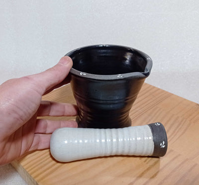 מכתש ועלי בצבע שחור