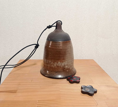 פעמון רוח גדול, אפור חום,