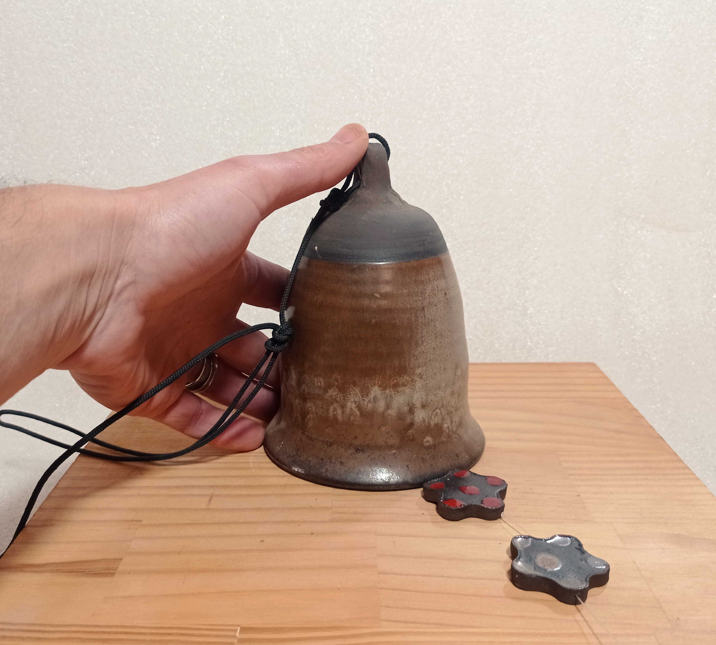 פעמון רוח גדול, אפור חום,