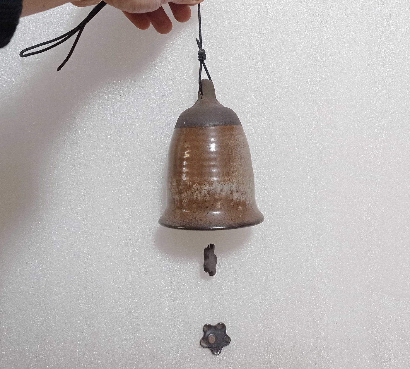 פעמון רוח גדול, אפור חום,