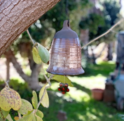 פעמון רוח גדול, אפור חום,